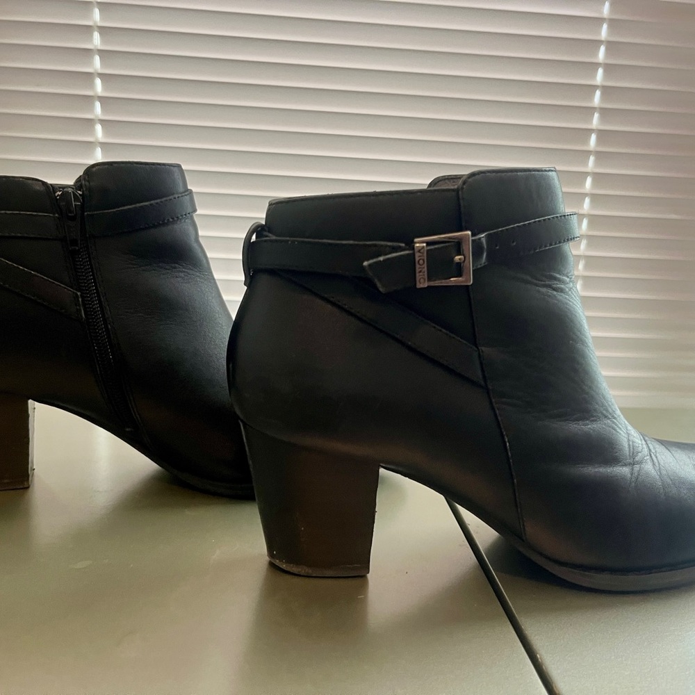 Vionic Upton Black Leather Ankle Booties